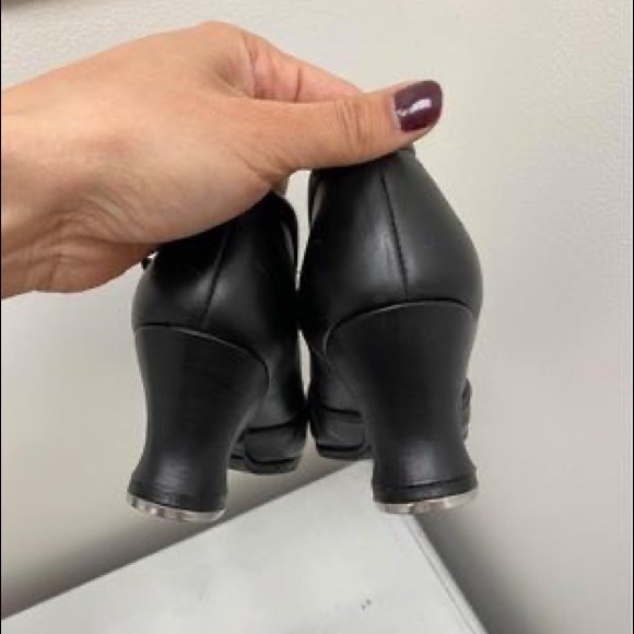 Capezio Black Tap Shoes with T-Strap - Size 8 - Picture 4 of 5